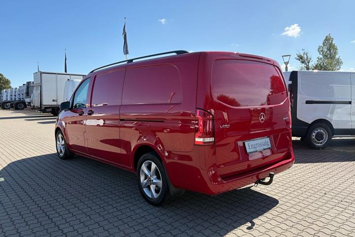 Rød Mercedes Vito 119 fra 2021