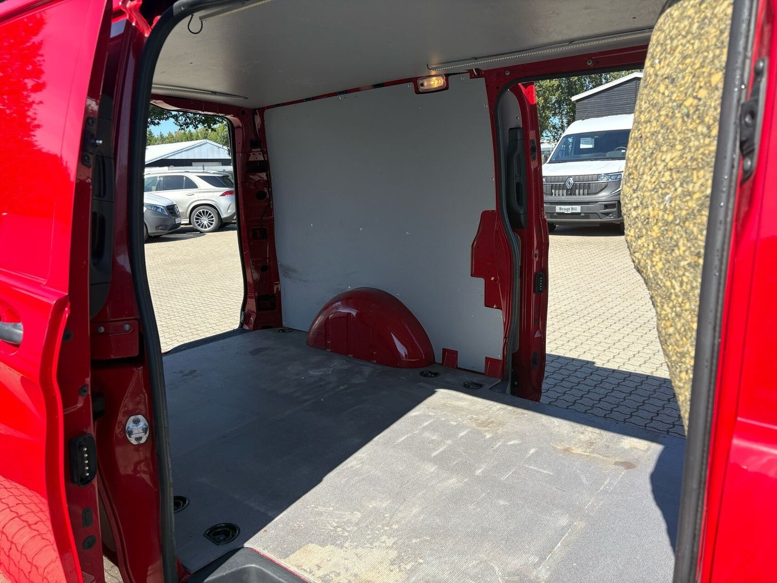 Rød Mercedes Vito 119 fra 2021