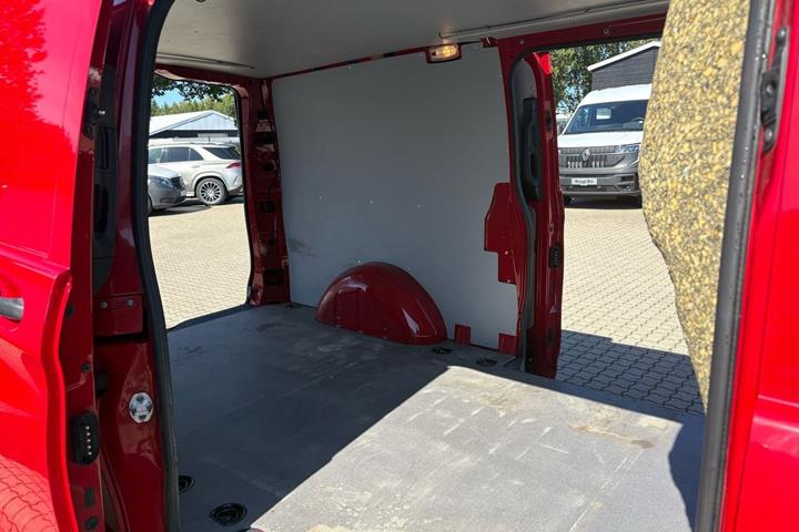 Rød Mercedes Vito 119 fra 2021