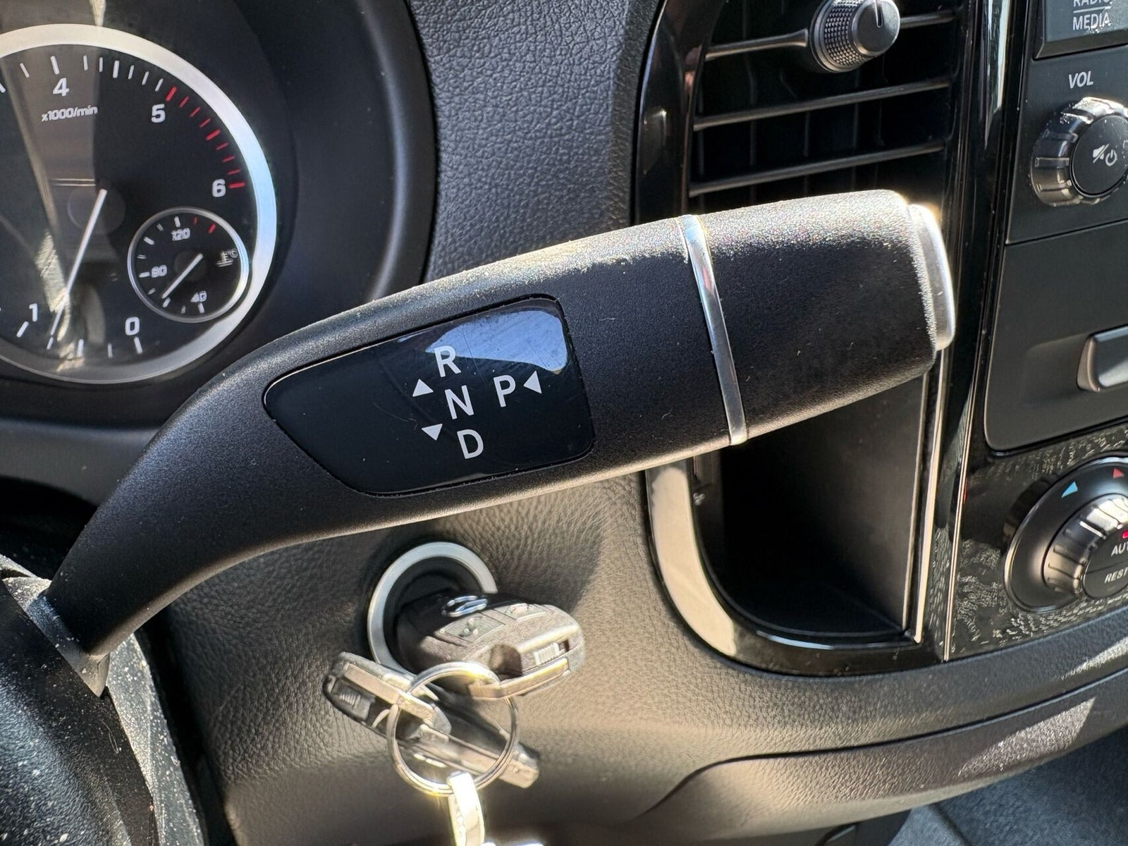Rød Mercedes Vito 119 fra 2021