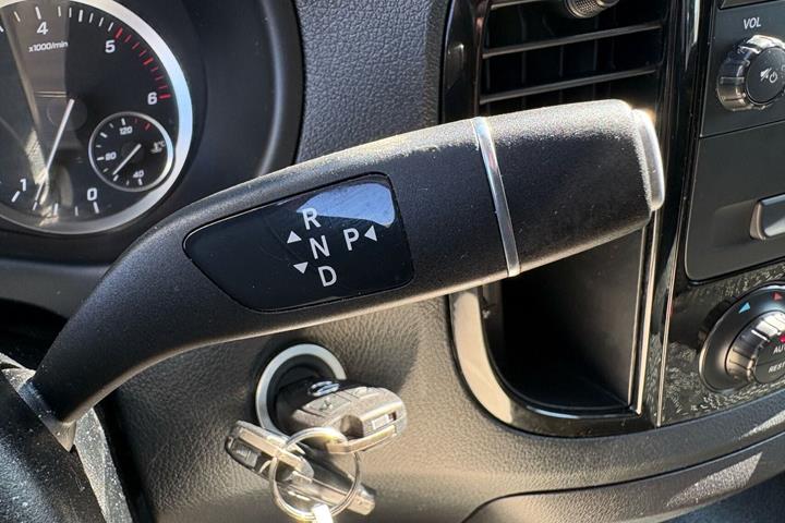 Rød Mercedes Vito 119 fra 2021