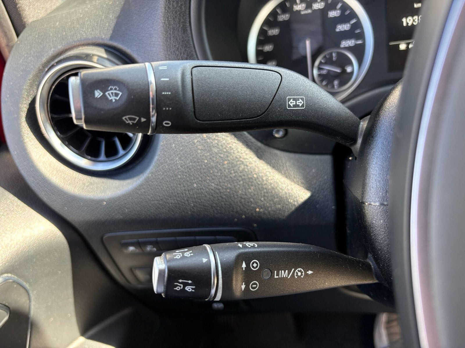 Rød Mercedes Vito 119 fra 2021