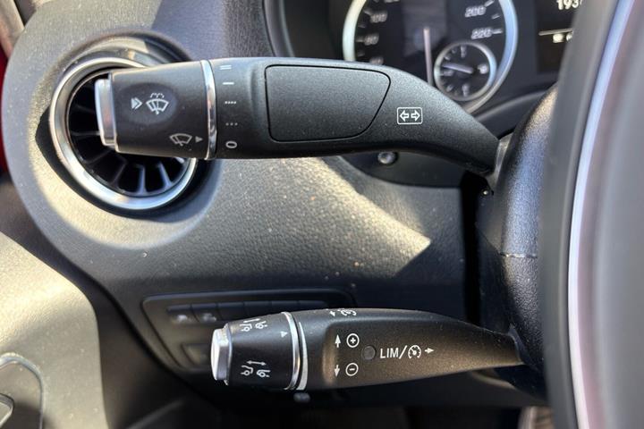 Rød Mercedes Vito 119 fra 2021