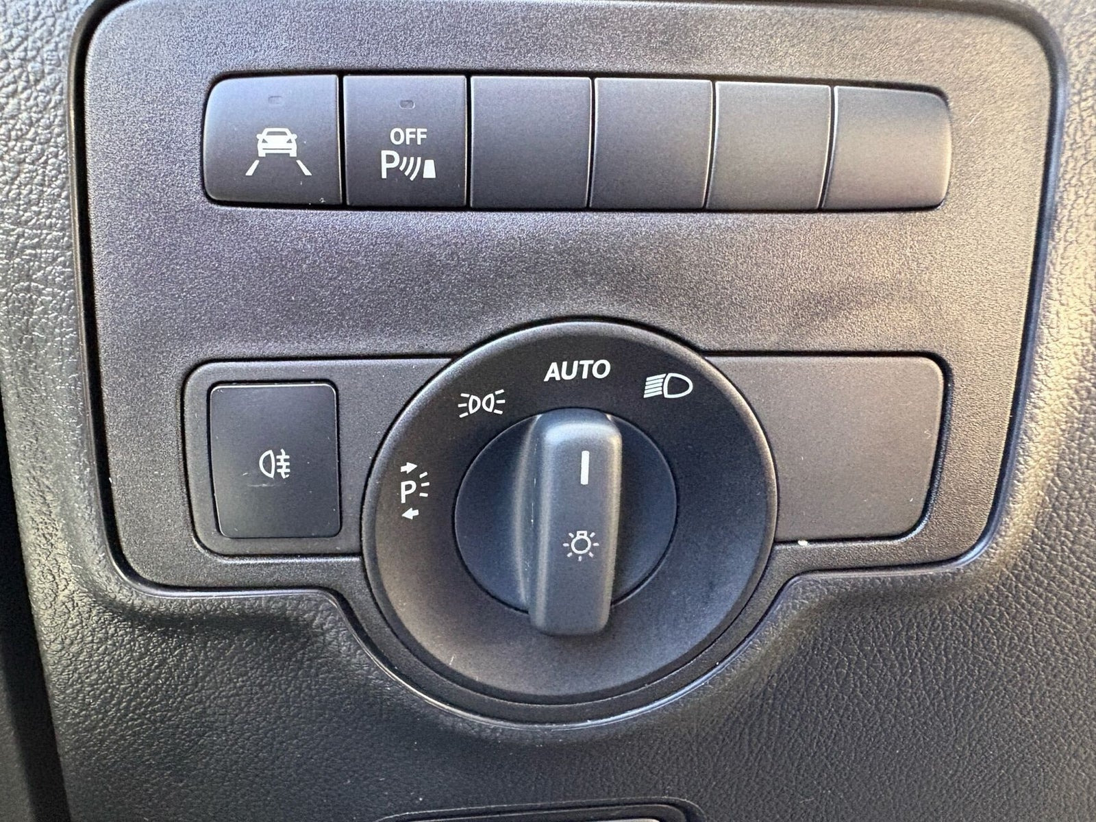Rød Mercedes Vito 119 fra 2021