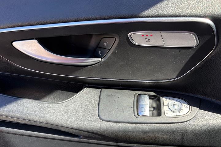 Rød Mercedes Vito 119 fra 2021
