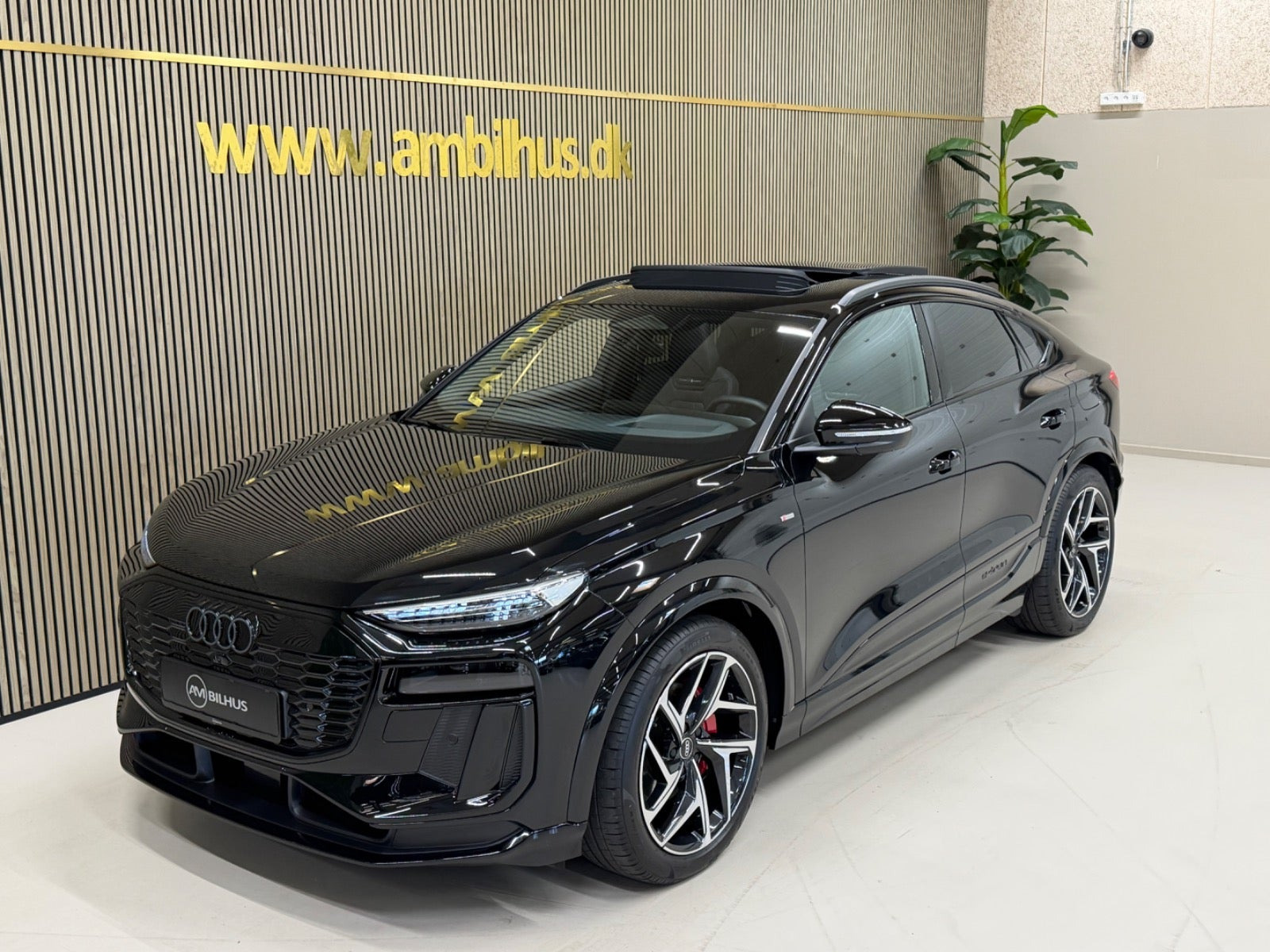 Sort Audi Q6 e-tron fra 2025