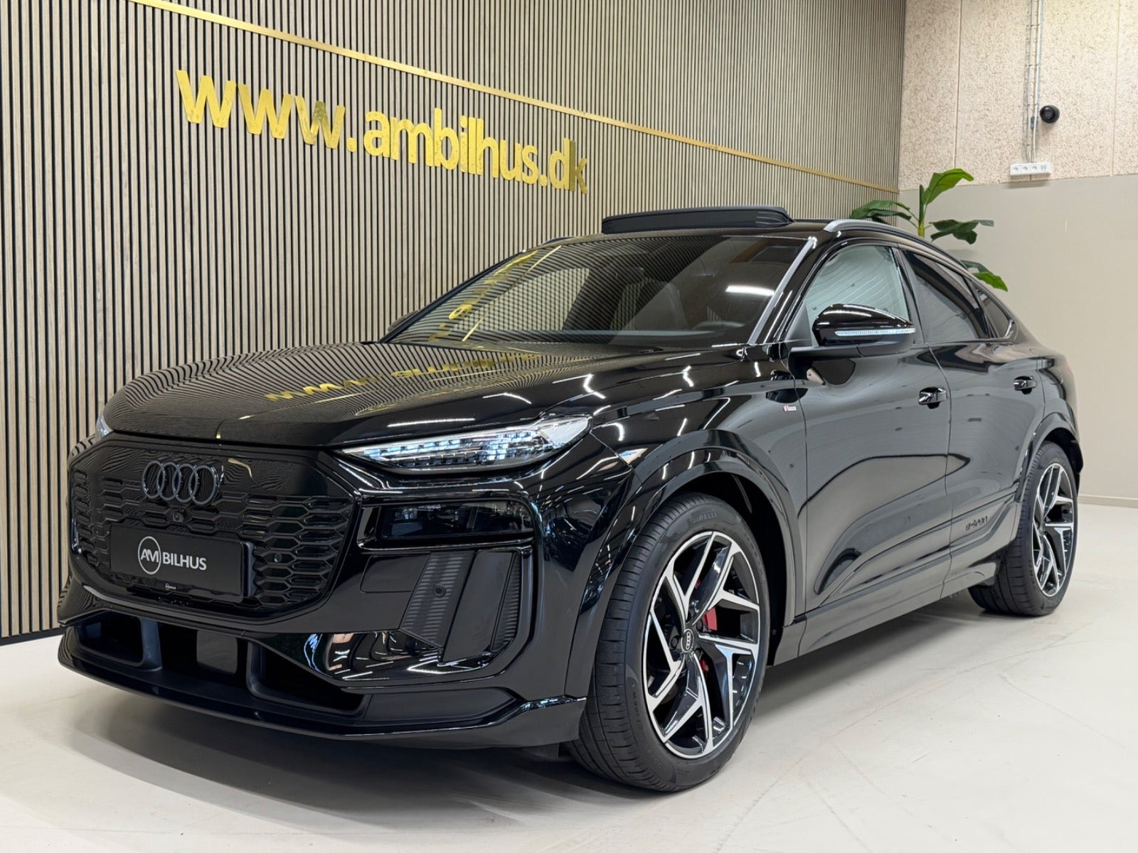Sort Audi Q6 e-tron fra 2025