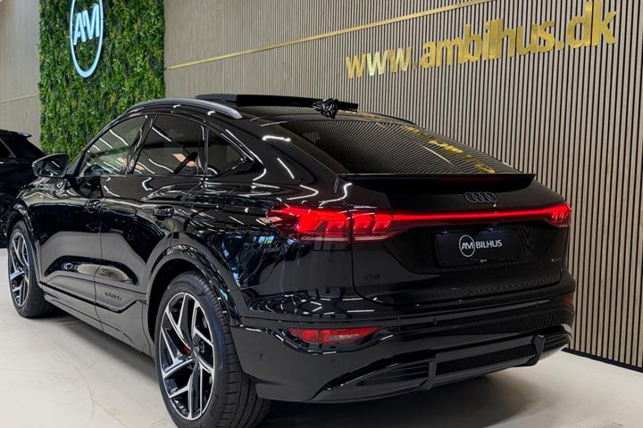 Sort Audi Q6 e-tron fra 2025