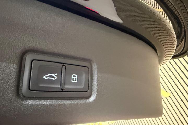Sort Audi Q6 e-tron fra 2025