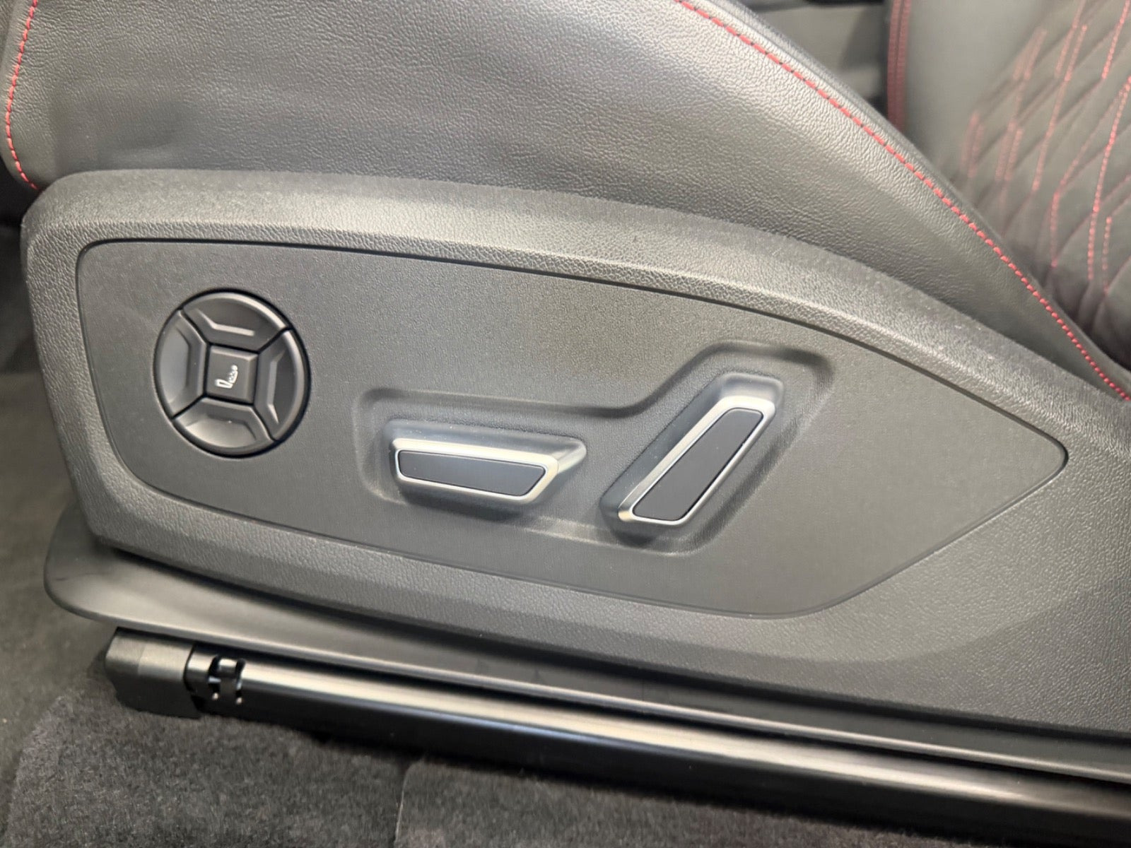 Sort Audi Q6 e-tron fra 2025