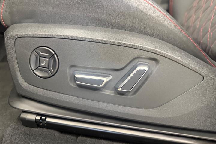Sort Audi Q6 e-tron fra 2025