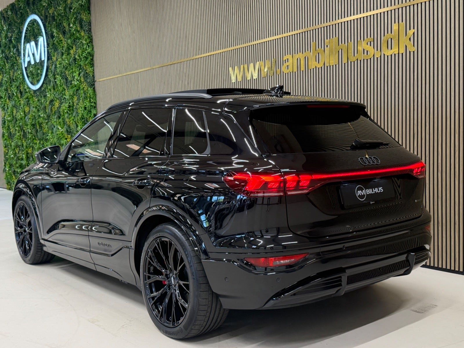 Sort Audi Q6 e-tron fra 2025