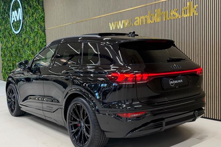 Sort Audi Q6 e-tron fra 2025