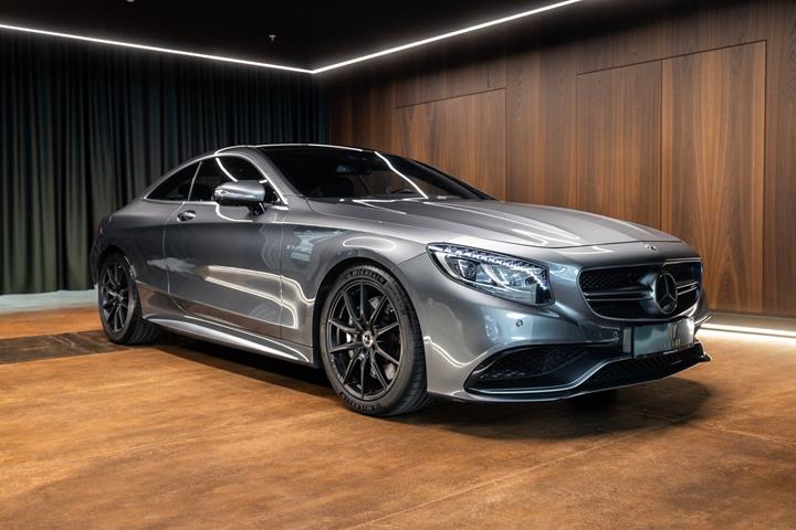 Grå Mercedes S63 fra 2017