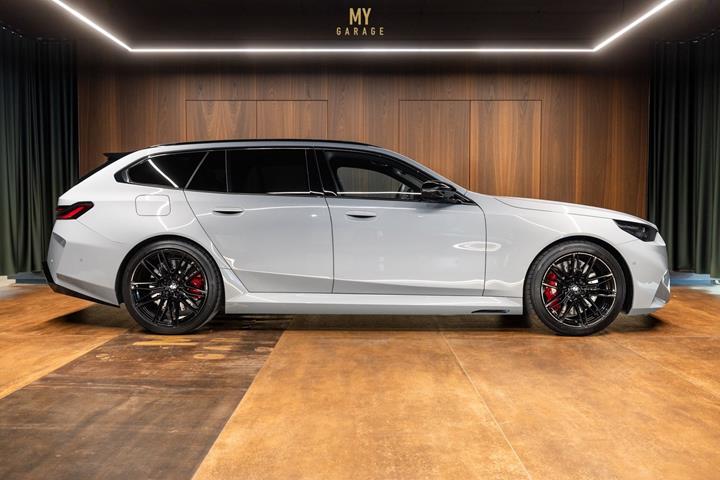 Grå BMW M5 fra 2025