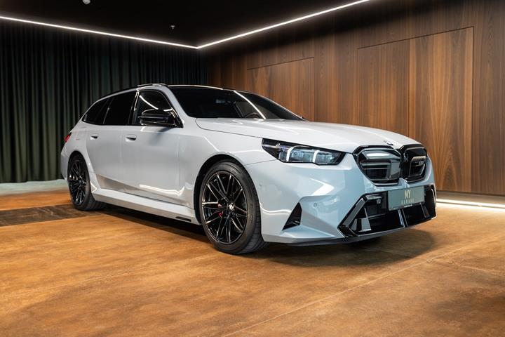 Grå BMW M5 fra 2025
