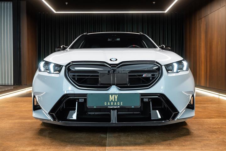 Grå BMW M5 fra 2025