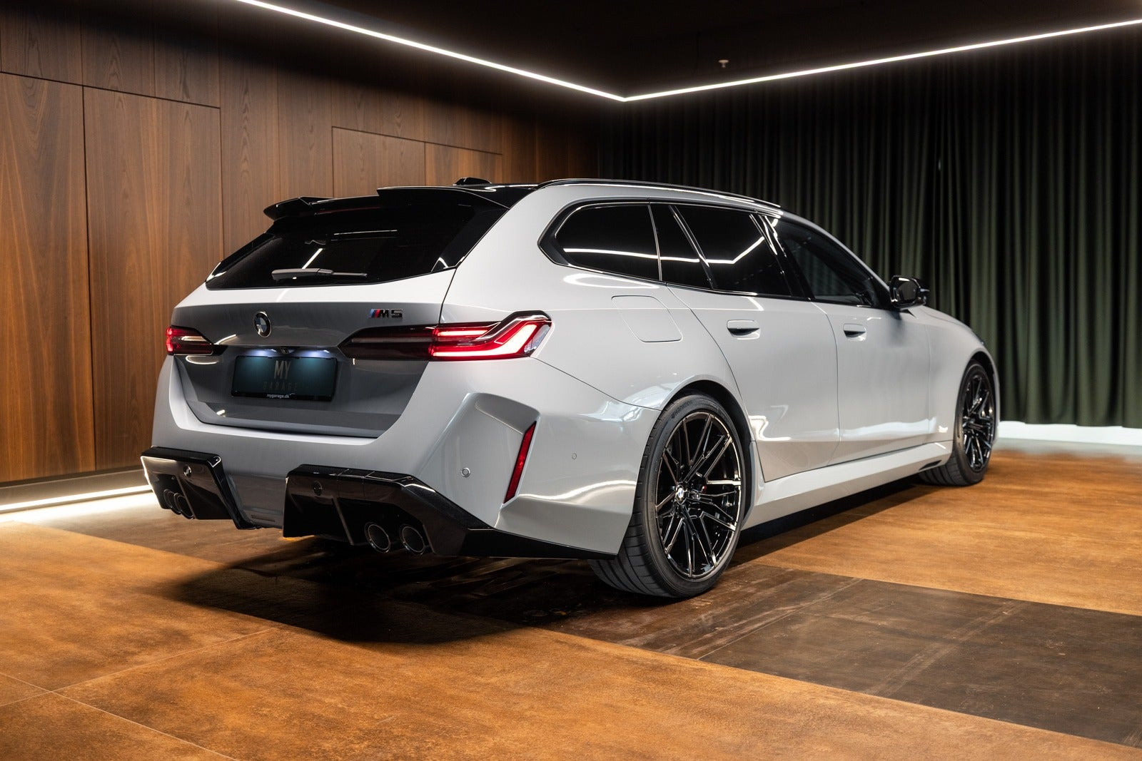 Grå BMW M5 fra 2025