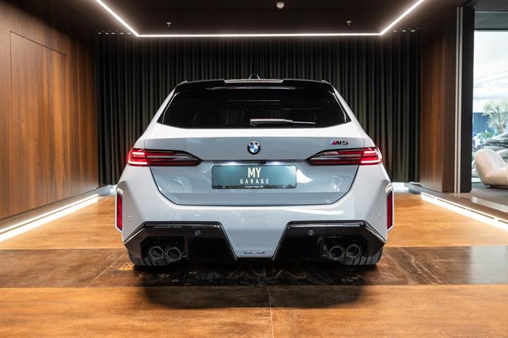 Grå BMW M5 fra 2025