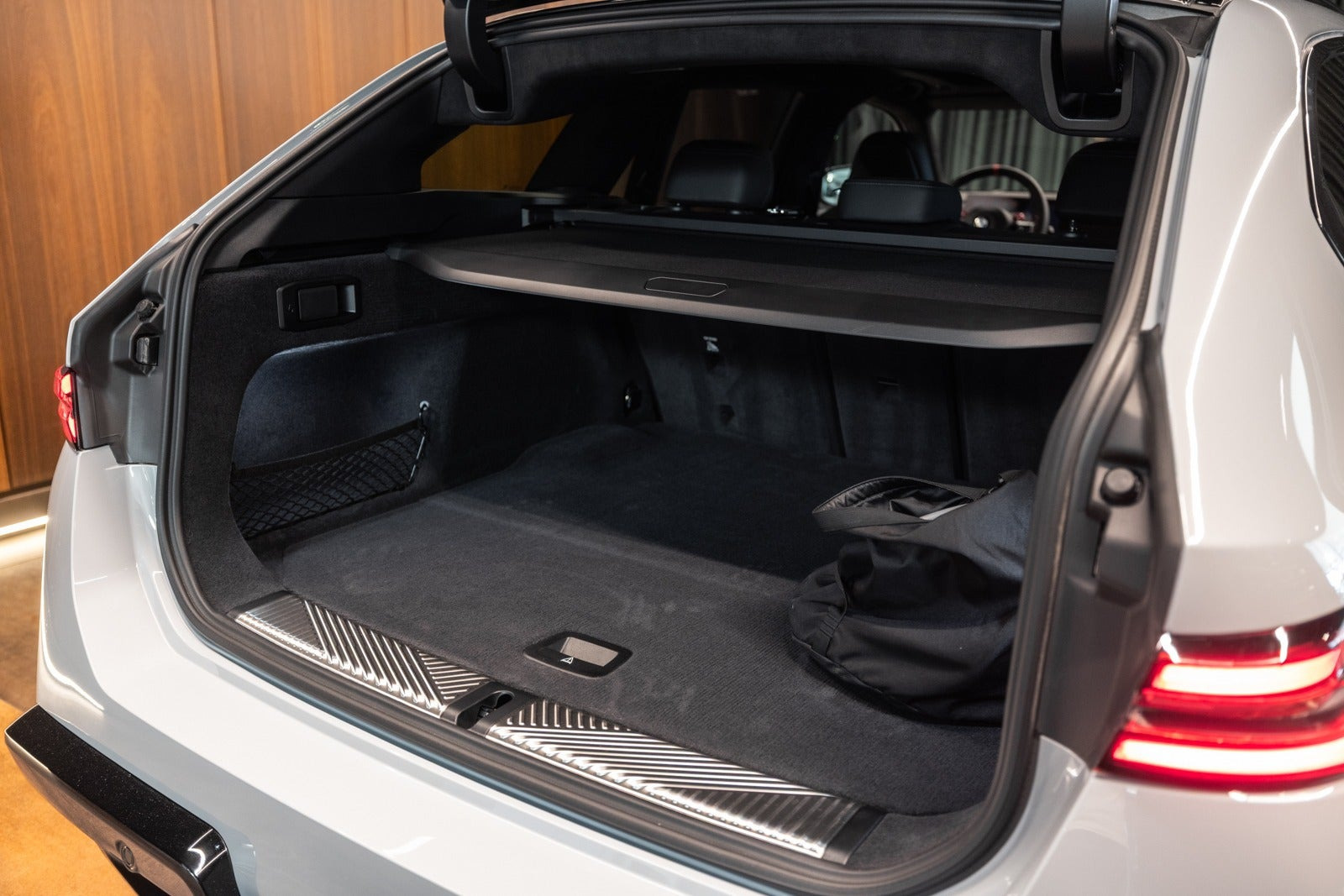 Grå BMW M5 fra 2025