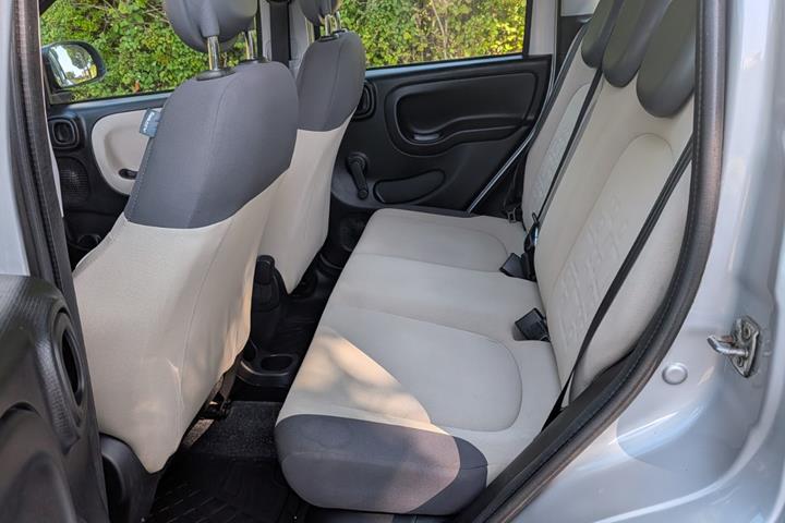 Grå Fiat Panda fra 2013