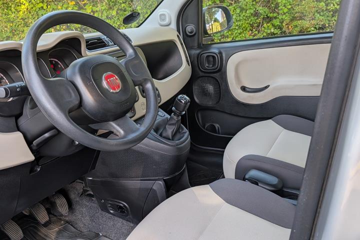 Grå Fiat Panda fra 2013