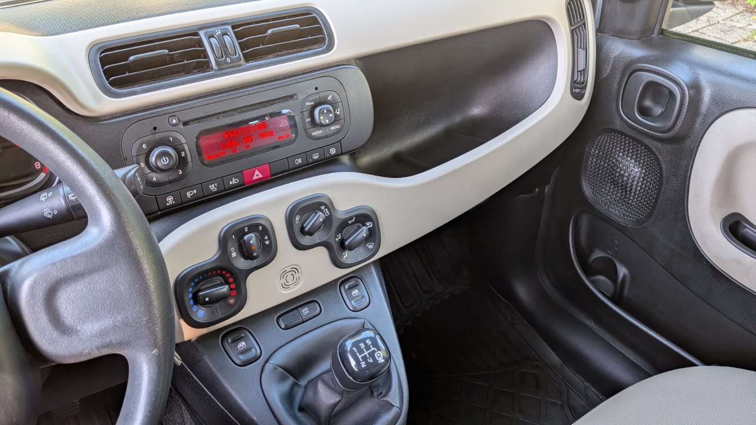 Grå Fiat Panda fra 2013