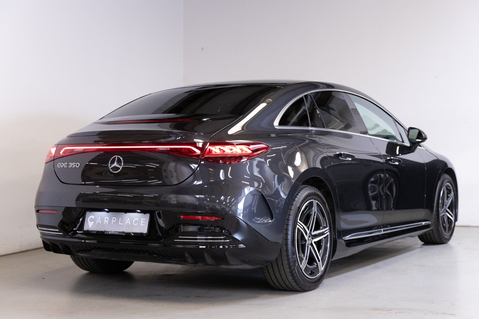 Grå Mercedes EQE350 fra 2024