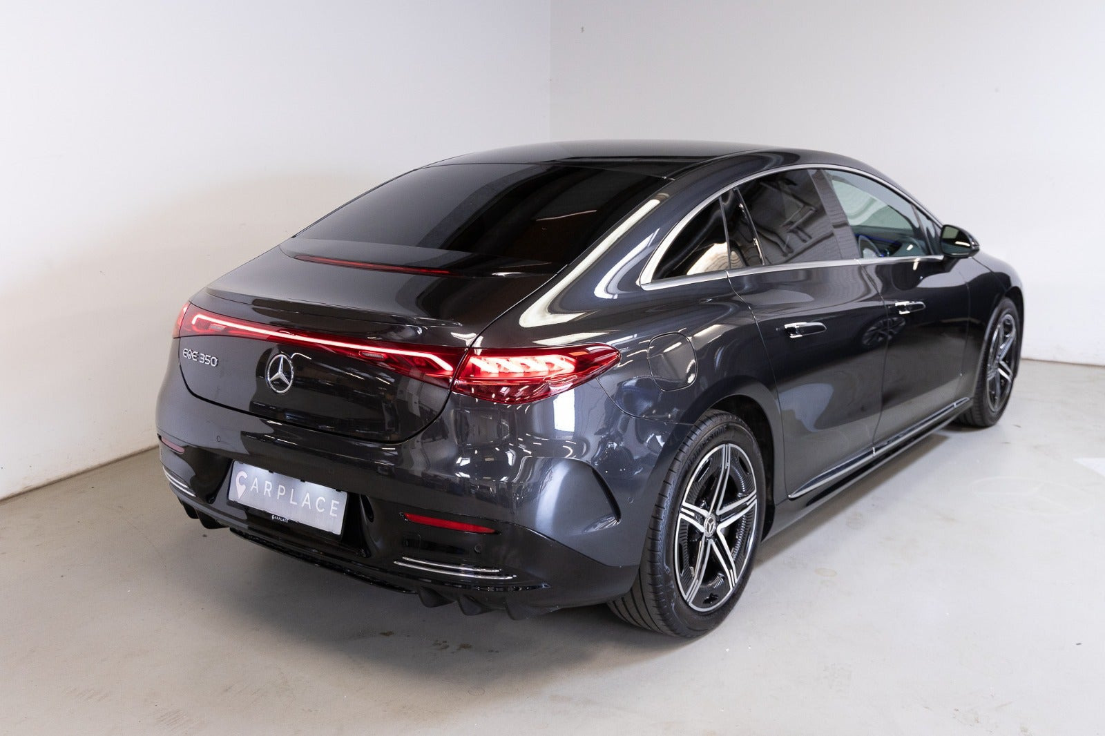 Grå Mercedes EQE350 fra 2024