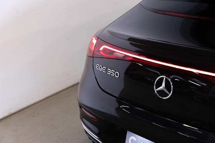 Grå Mercedes EQE350 fra 2024