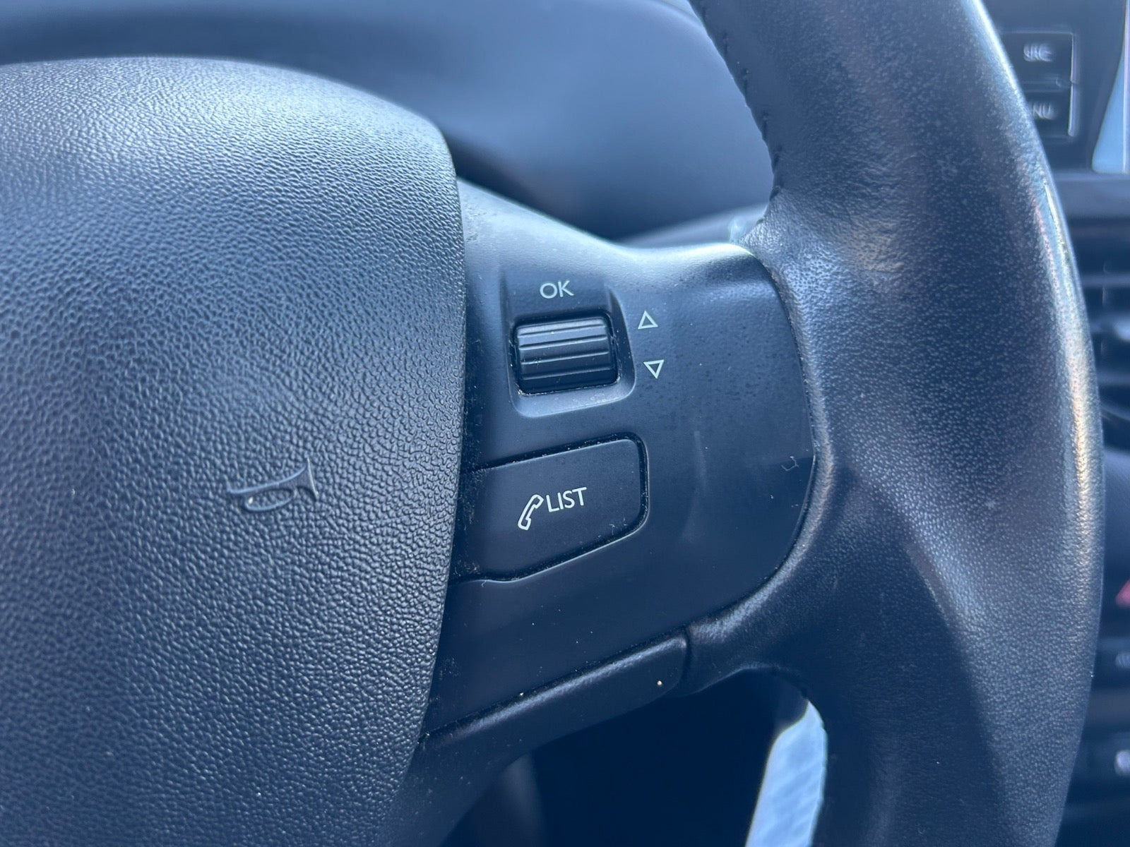 Blå Peugeot 208 fra 2019