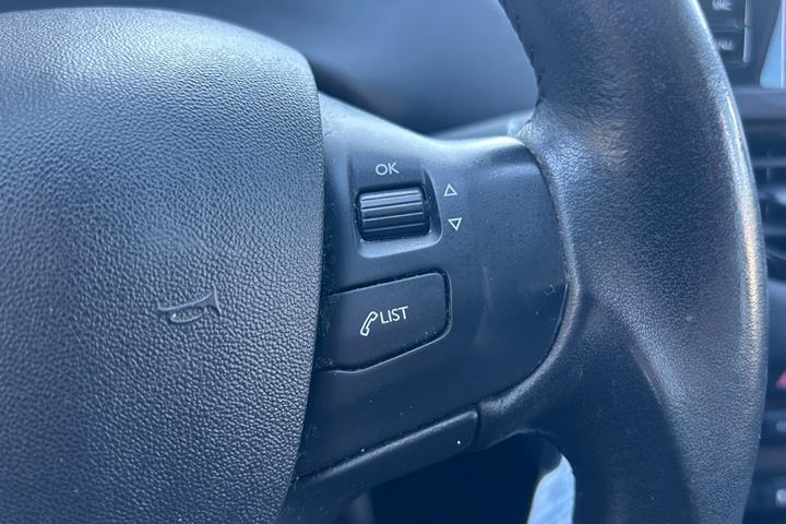 Blå Peugeot 208 fra 2019