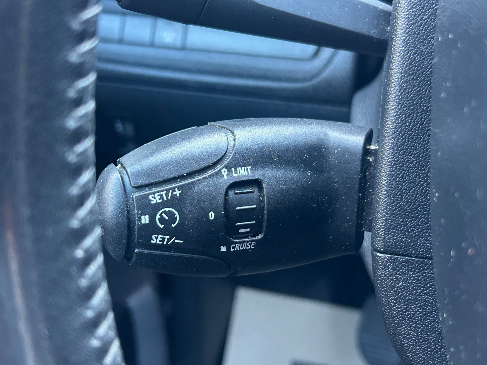 Blå Peugeot 208 fra 2019