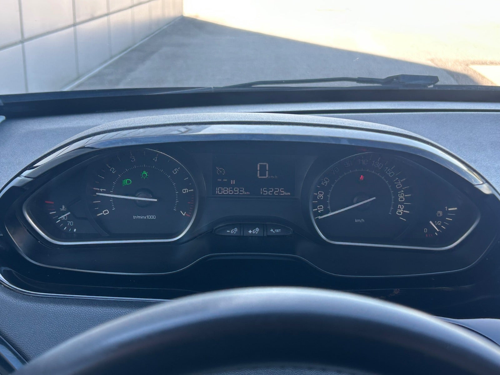 Blå Peugeot 208 fra 2019