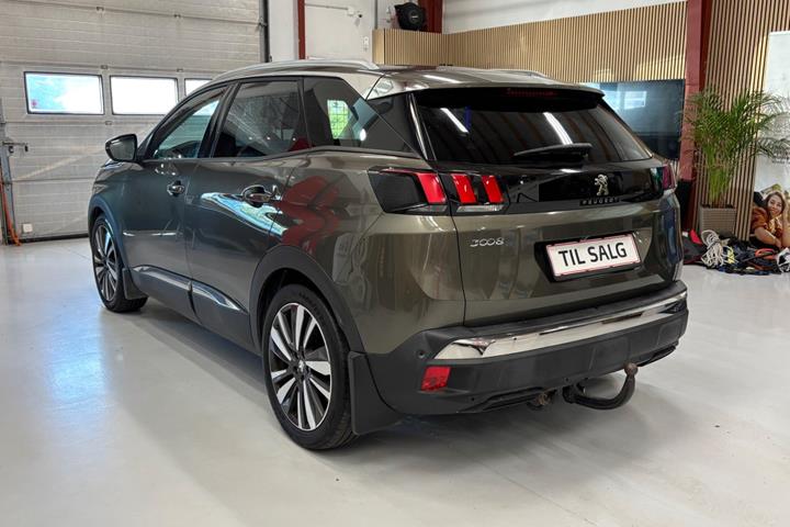 Grøn Peugeot 3008 fra 2017