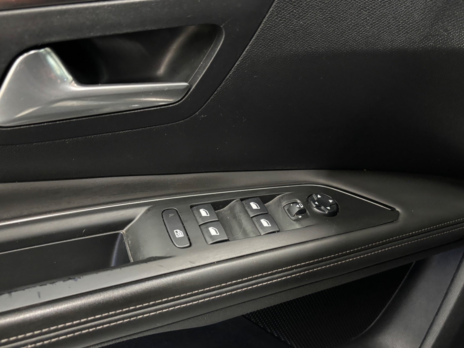 Grøn Peugeot 3008 fra 2017