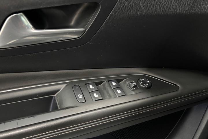 Grøn Peugeot 3008 fra 2017