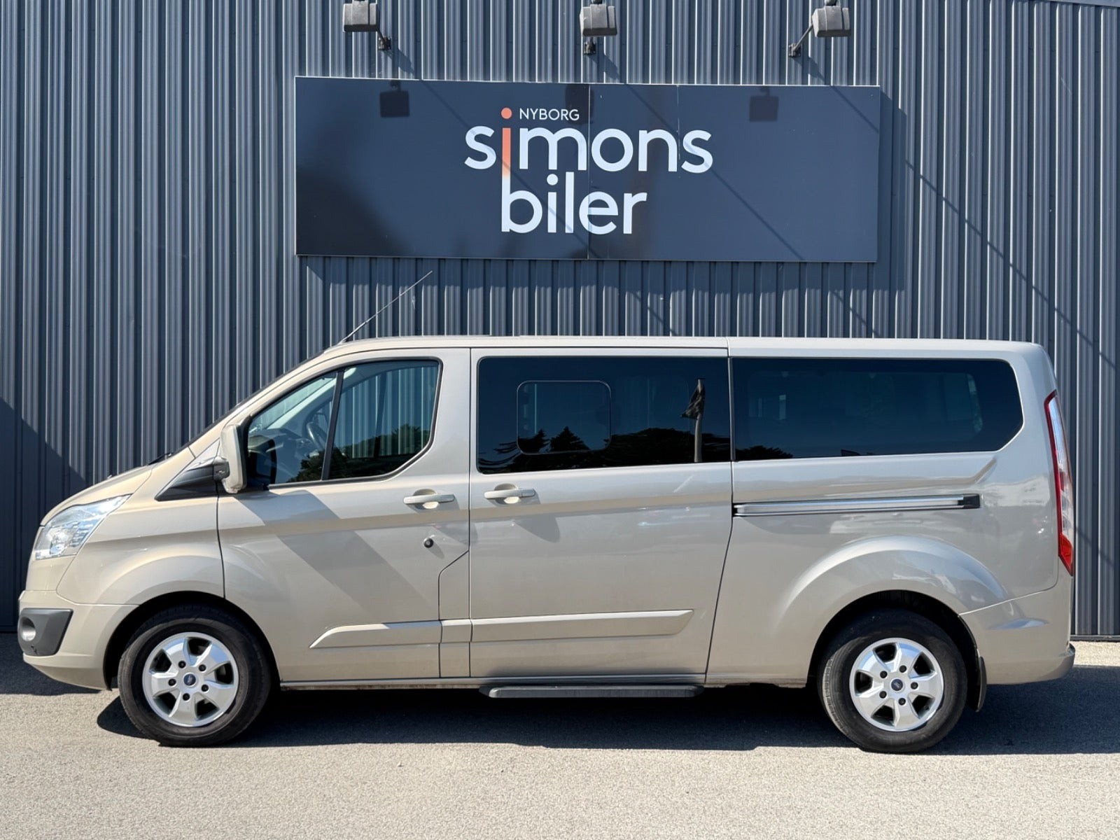 Beige Ford Tourneo Custom 300 L2 fra 2016