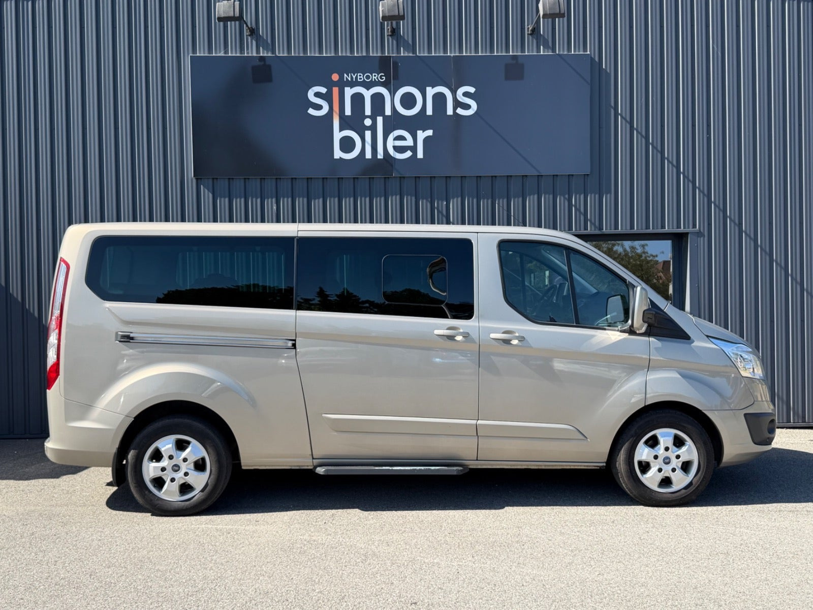 Beige Ford Tourneo Custom 300 L2 fra 2016