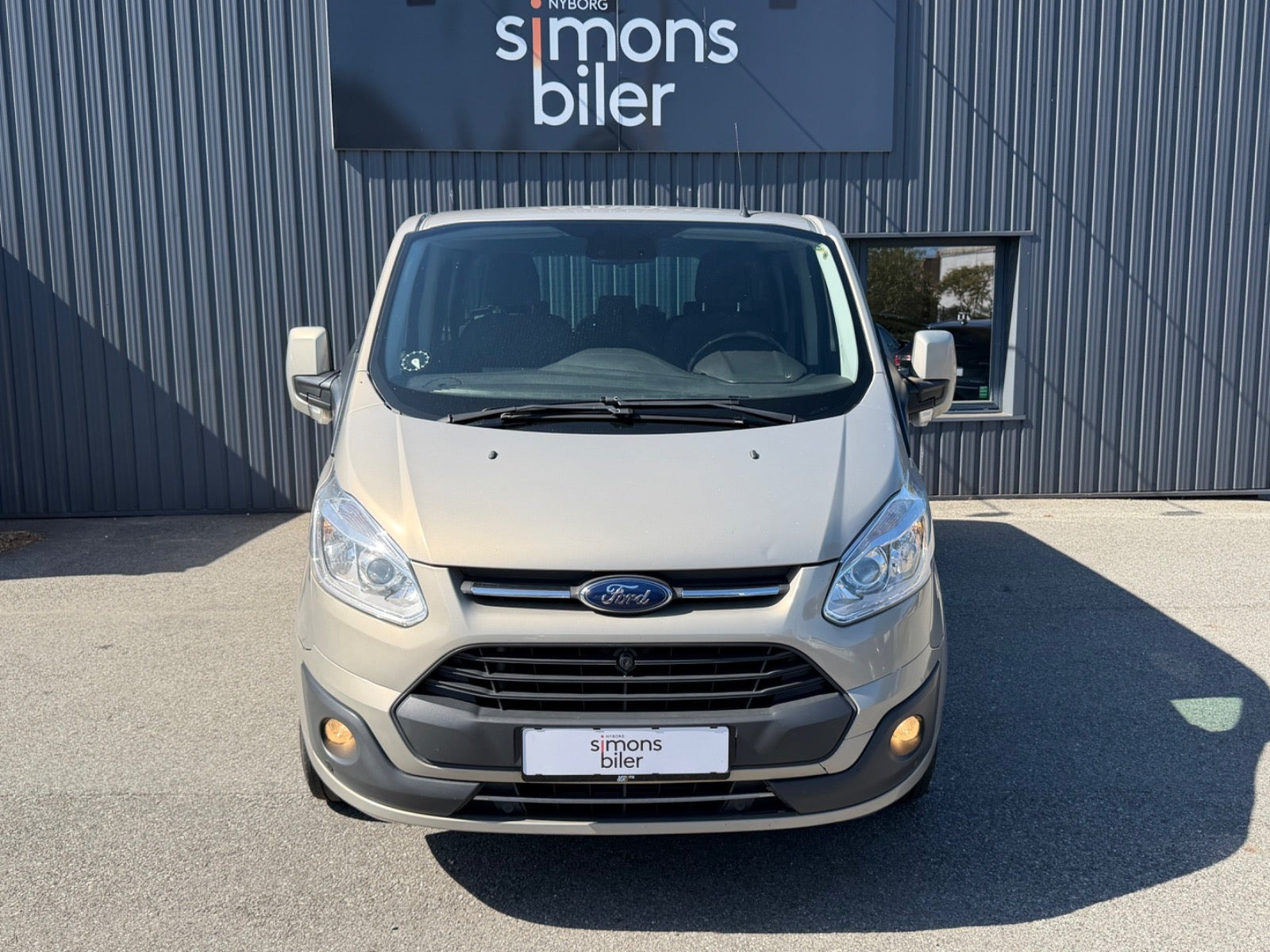 Beige Ford Tourneo Custom 300 L2 fra 2016