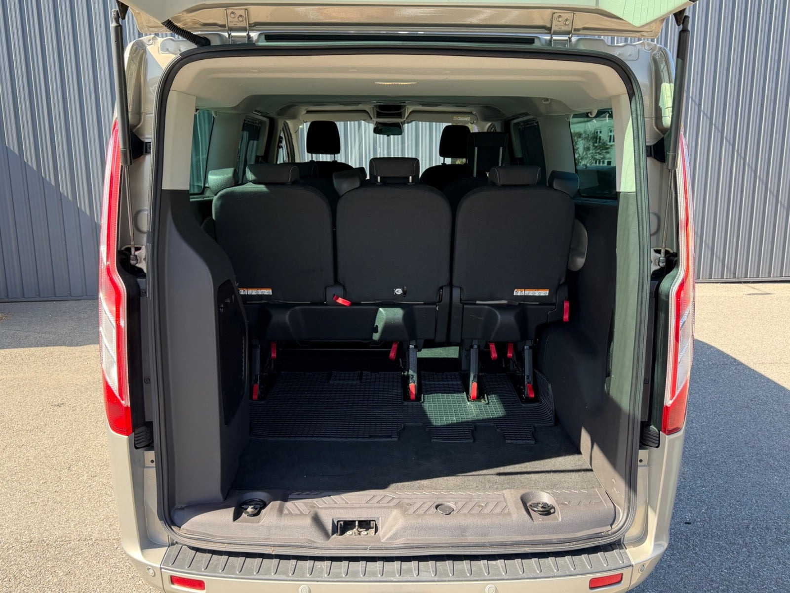 Beige Ford Tourneo Custom 300 L2 fra 2016