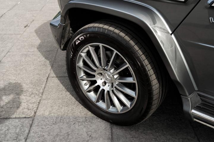 Grå Mercedes G500 fra 2020