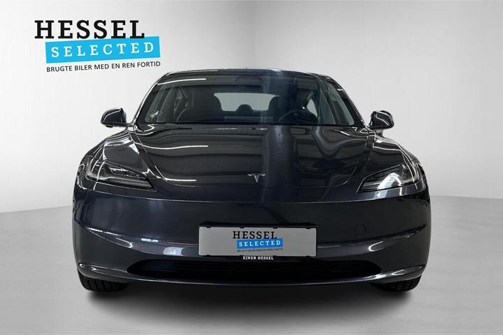 Grå Tesla Model 3 fra 2024