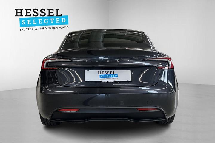 Grå Tesla Model 3 fra 2024