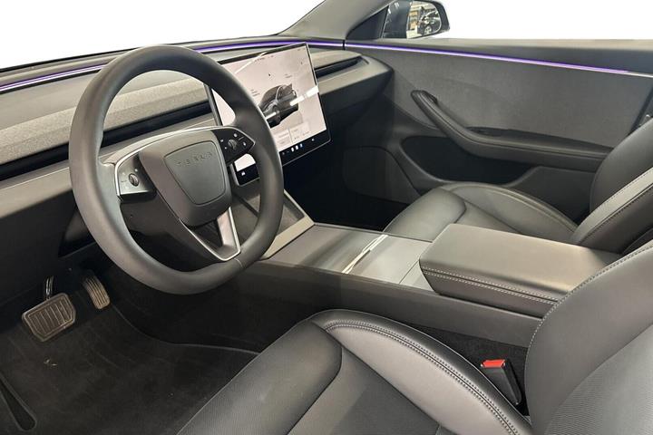 Grå Tesla Model 3 fra 2024