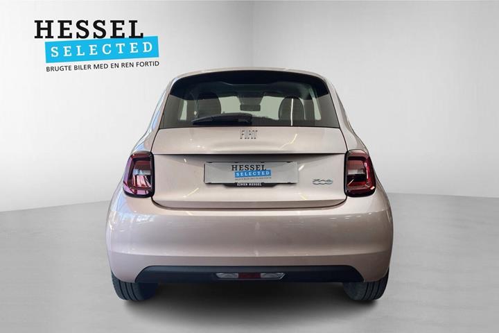 Pink Fiat 500e fra 2023