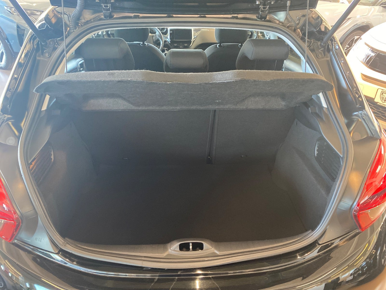 Sort Peugeot 208 fra 2018