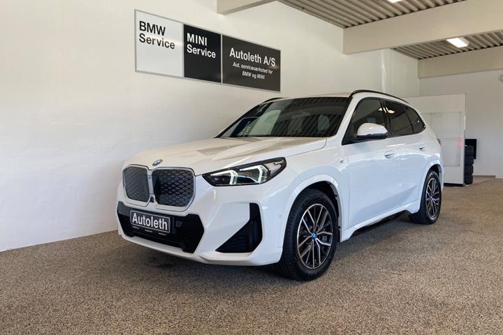 Hvid BMW iX1 fra 2025