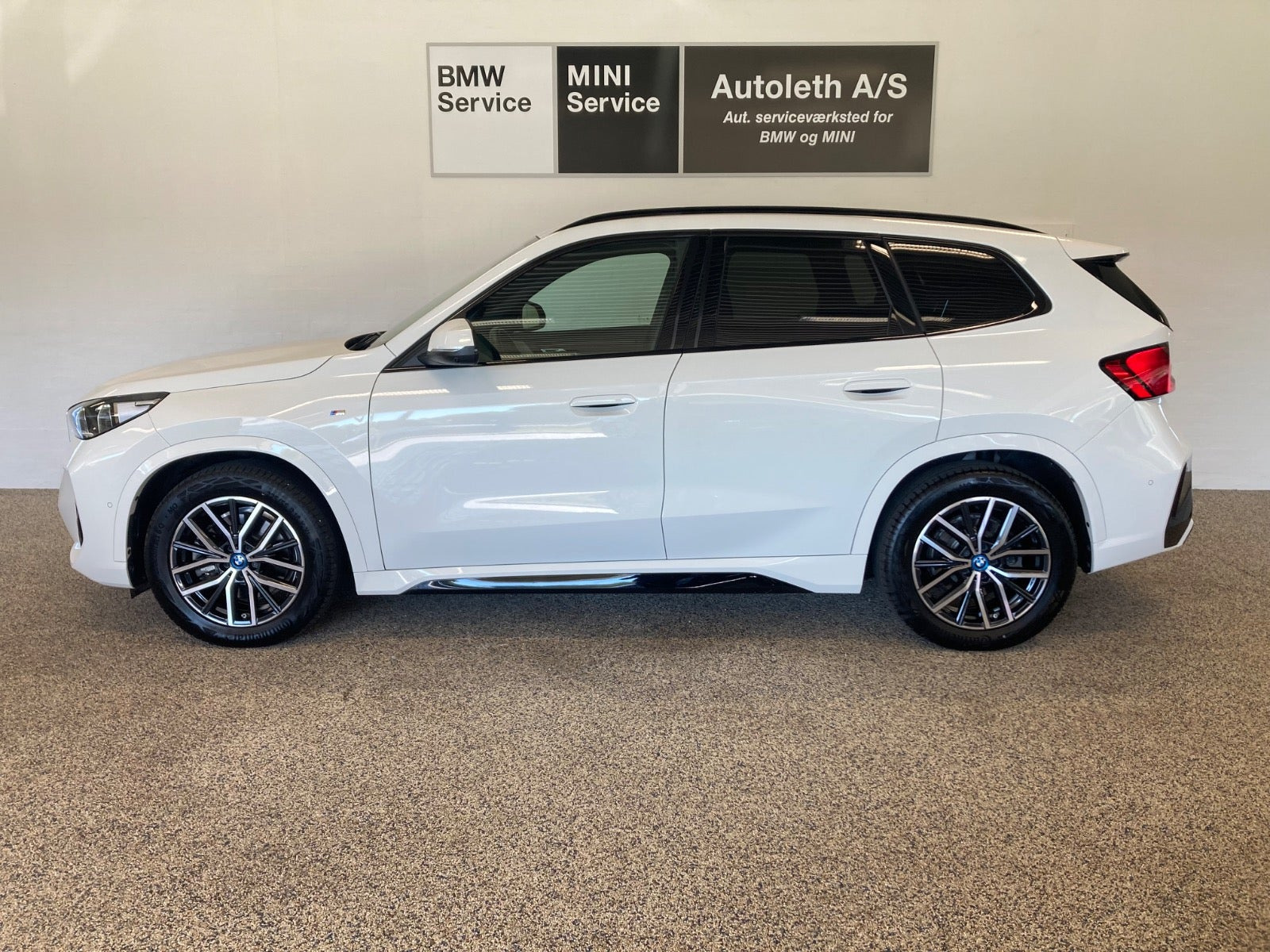 Hvid BMW iX1 fra 2025