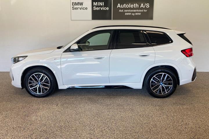 Hvid BMW iX1 fra 2025